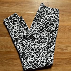 Like new Zyia Snow Leopard leggings